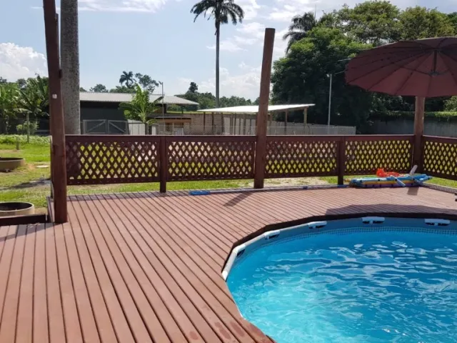 Deck de Eucalipto Tratado: durabilidade e estilo para áreas externas