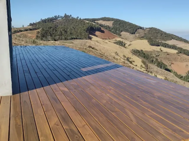 Deck de Eucalipto Tratado: durabilidade e estilo para áreas externas