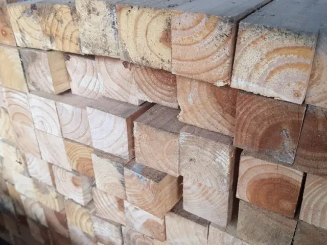 Pontalete, prancha e vigas de pinus aparelhada e tratada